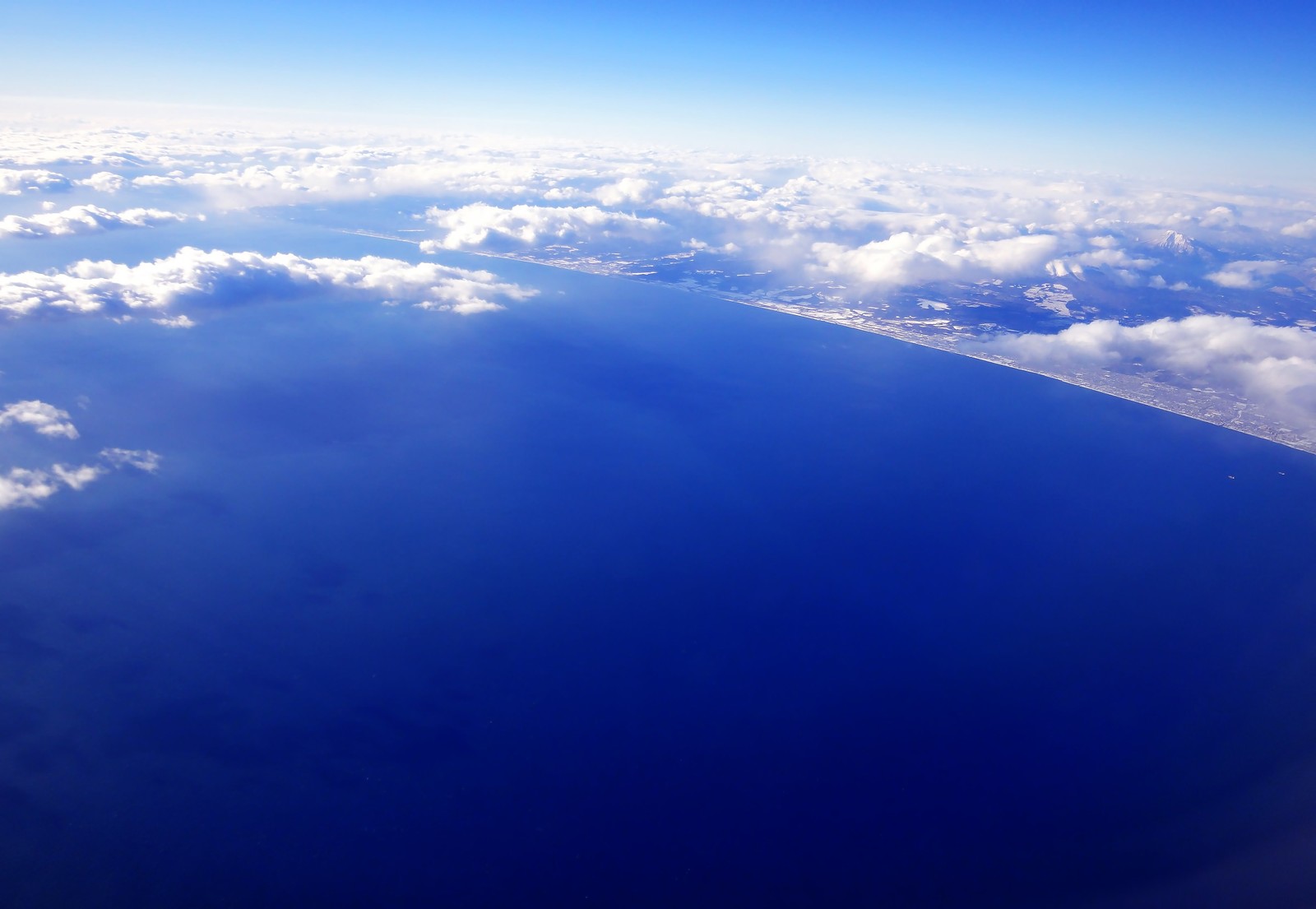 飛行機から見た青い空